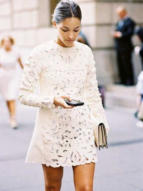 Oui  la mini robe blanche faussement sage !