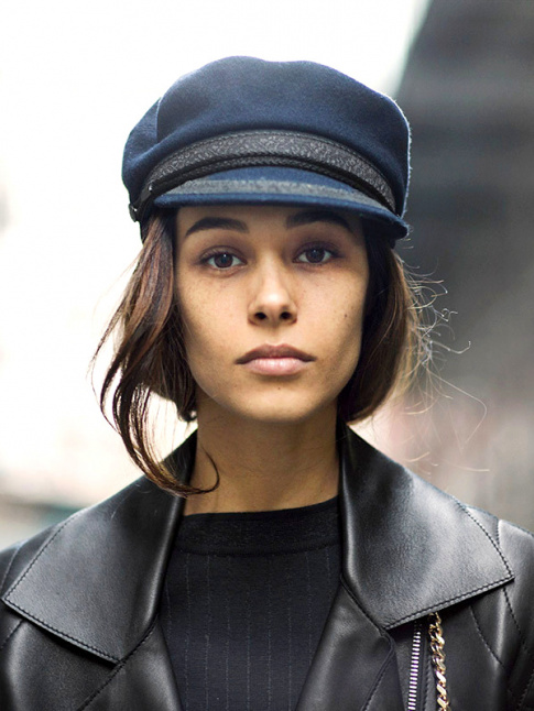 Casquette de marin bleu marine + veste en cuir noir = le bon mix