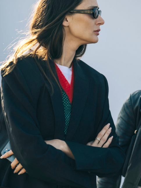 Rien de tel qu'un petit pull dsuet gliss sous un blazer classique !
