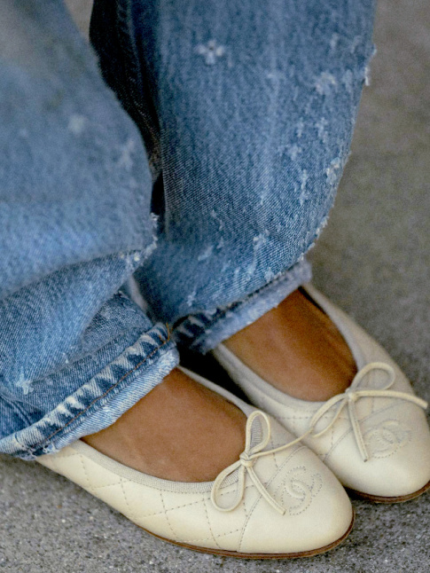 Cette saison, on n'hsite pas  tlescoper ballerines et jean large lgrement destroyed !