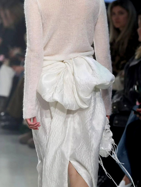 Oui  la sophistication nonchalante des silhouettes de Cecilie Bahnsen !