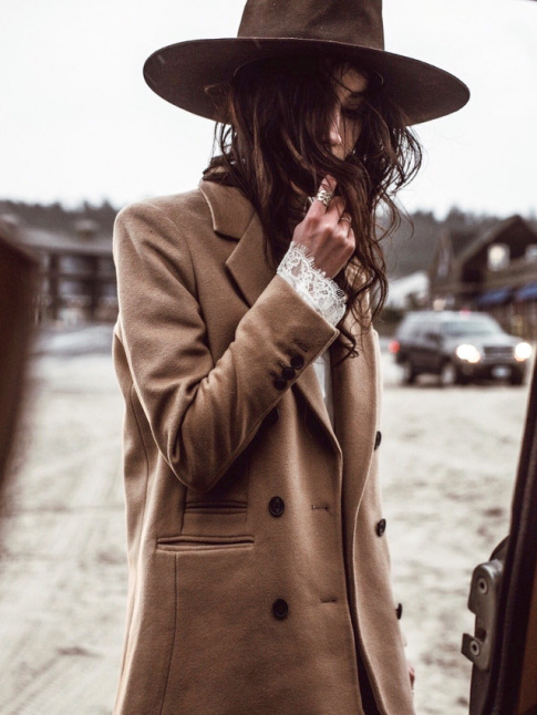 Toujours penser  faire dpasser de son pardessus masculin les poignets dlicats de sa blouse !