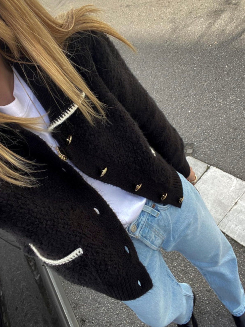 Gilet chanelien + jean droit bleu dlav = le bon mix