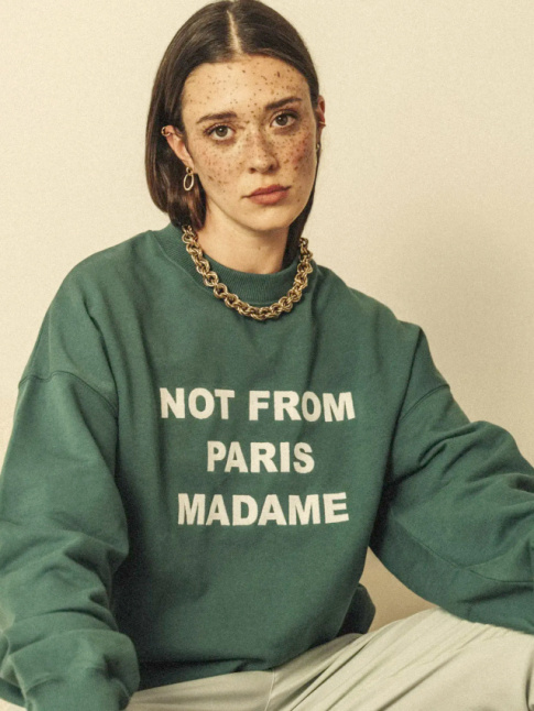 Sweat vert + collier nineties + taches de rousseur = le bon mix