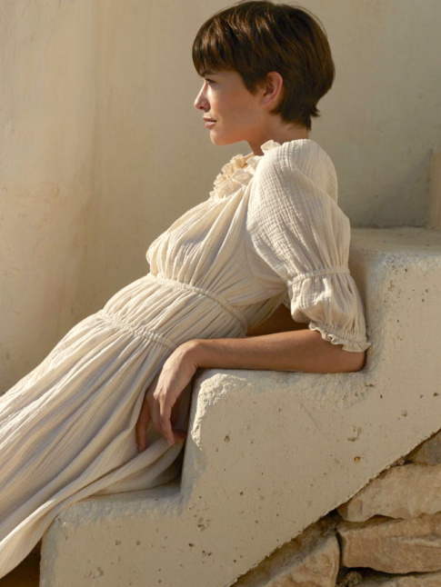 Rien de tel qu'une coupe courte pour twister une robe romantique !