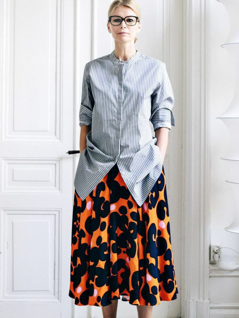 Oui  la confrontation entre jupe midi imprime et longue chemise masculine !