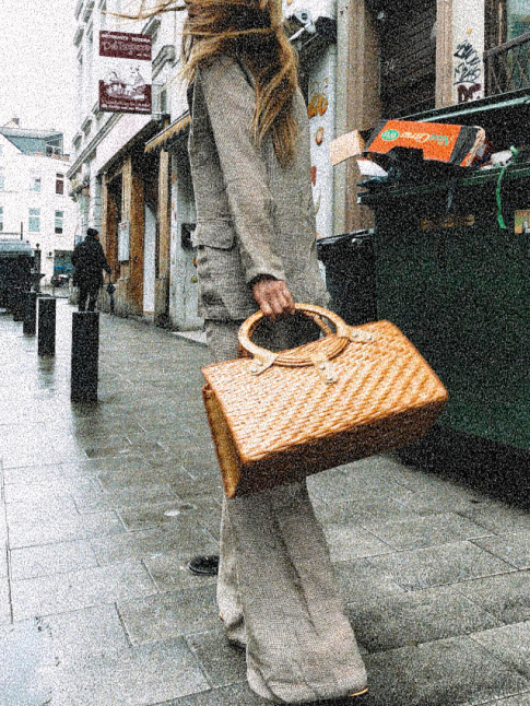 Rien de tel qu'un sac dcal pour twister un costume !