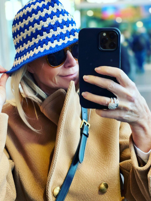 Oui au tlescopage entre accessoire estival et manteau de demi-saison !