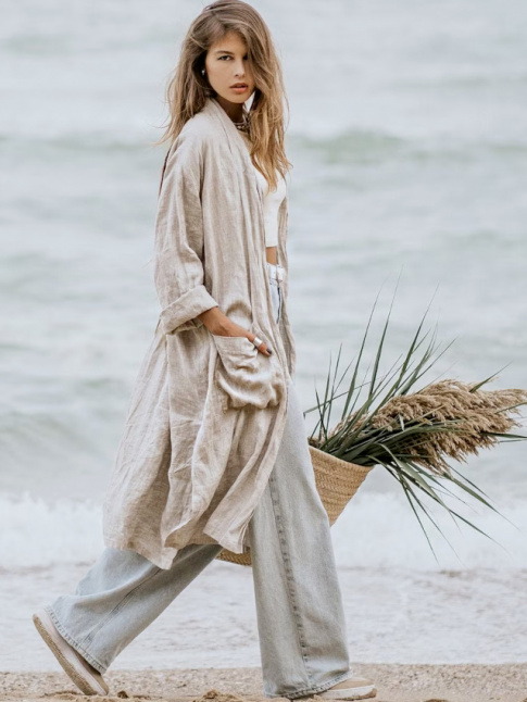 Mlant jean large, peignoir d'extrieur et chevelure nonchalante, ce look a tout bon !