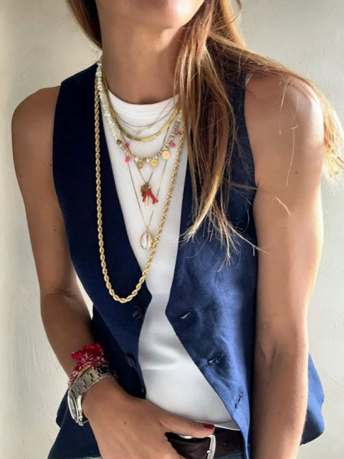 Gilet masculin + accumulation de colliers htroclites = le bon mix
