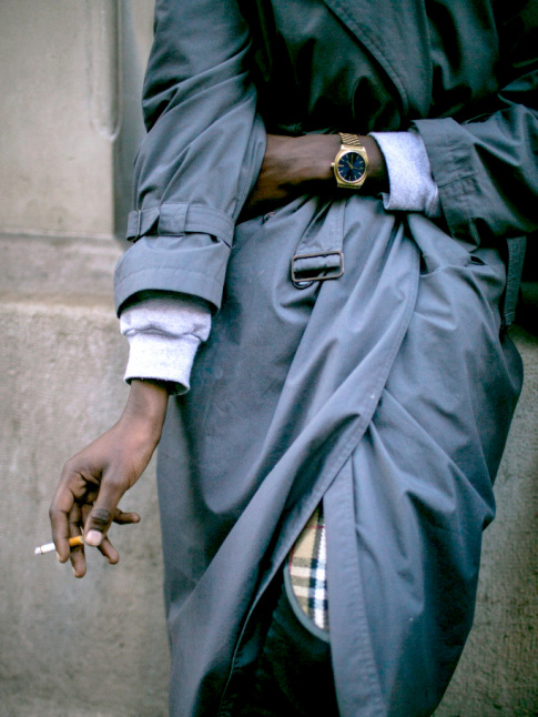 Trench + sweat-shirt + montre masculine dore = le bon mix