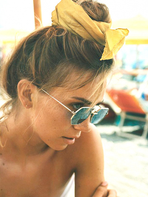 Chignon haut + foulard = le bon mix