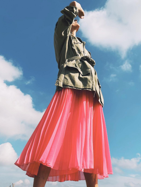 Rien de tel qu'un rose fluo pour doper un kaki lgrement dlav !