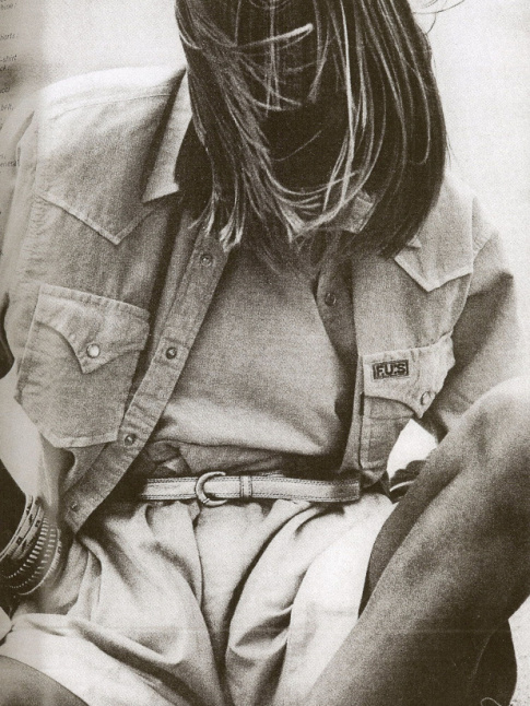 Entre fine ceinture et accumulation de bracelets, l'accessoirisation de ce look casual change entirement la donne