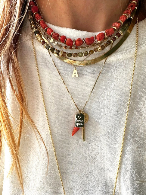Accumulation de colliers + tee-shirt ponge = le bon mix