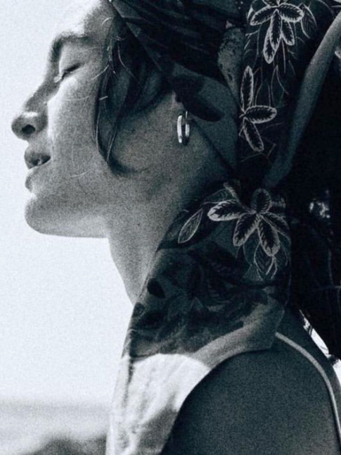 Foulard port en fichu + petites croles = le bon mix