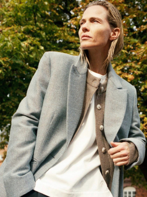 Rien de tel qu'un blazer masculin pour twister le duo cardigan/tee-shirt blanc !