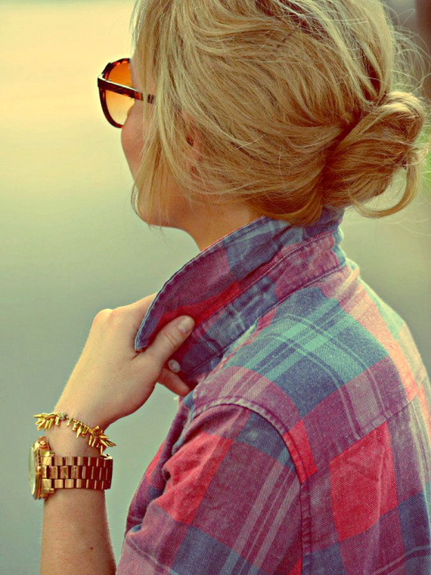 Chemise de bcheron + bijoux dors + coiffure romantique = le bon mix