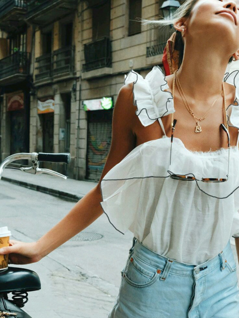 Rien de tel qu'un caraco froufroutant pour insuffler une bonne dose de romantisme  un jean clair taille haute !