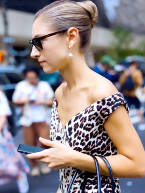 Trait en mode glamour rtro, le lopard ne manque de charme !