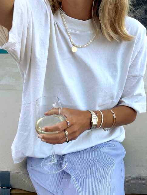 Plus la tenue est simple, plus l'accumulation de bijoux sonne juste !