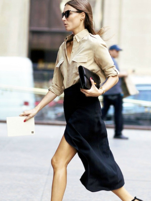 Sensuel et boyish, le duo jupe fluide hautement fendue/chemise utilitaire a tout bon !