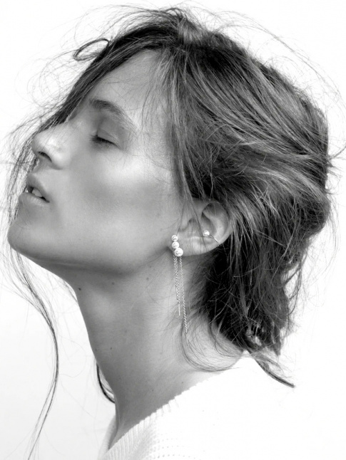 Rien de tel qu'une paire de boucles d'oreilles fines et originales pour accompagner une coiffure nonchalante !