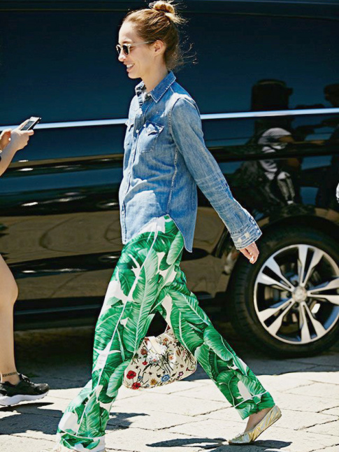 Chemise en jean + pantalon imprim = le bon mix