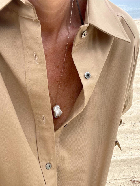 Robe chemise minimaliste + pendentif impactant = le bon mix
