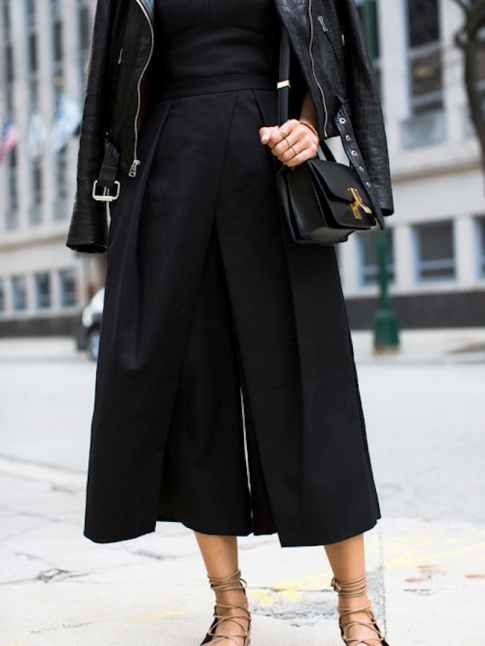 Incorpore au sein d'un look monochrome, la jupe-culotte tire son pingle du jeu !