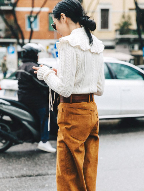 Pull sophistiqu + pantalon en daim fauve = le bon mix