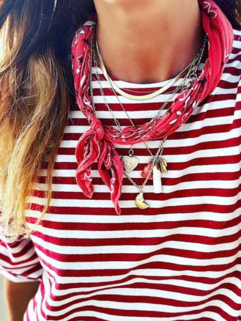 Mlant mix and match de motifs, accumulation de bijoux htroclites et harmonie de couleurs, ce look a tout bon !