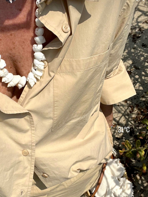 Rien de tel qu'un collier de coquillages pour twister une chemise utilitaire !