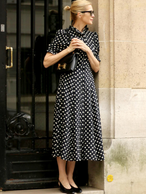 Petit sac noir + robe noire  pois blancs + petit chignon = le bon mix