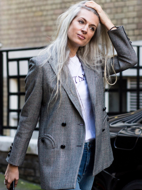 Associer la teinte de son blazer  celles de ses cheveux... tout un art !