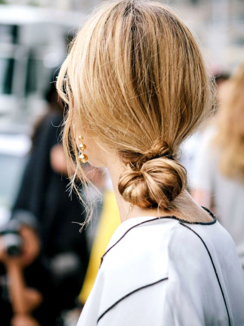 Chignon bas + boucles d'oreilles minimalistes = le bon mix