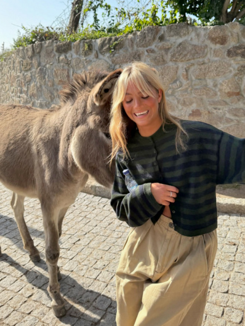 Un ne, un pantalon ultra large, un teint bronz, un sourire... what else ?