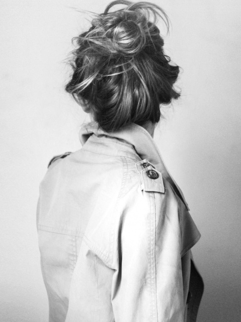 Trench + coiffure dsinvolte = le bon mix