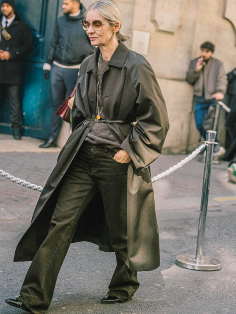 Rien de tel qu'une paire de lunettes de soleil dlicates pour allger les looks les plus couvrants !