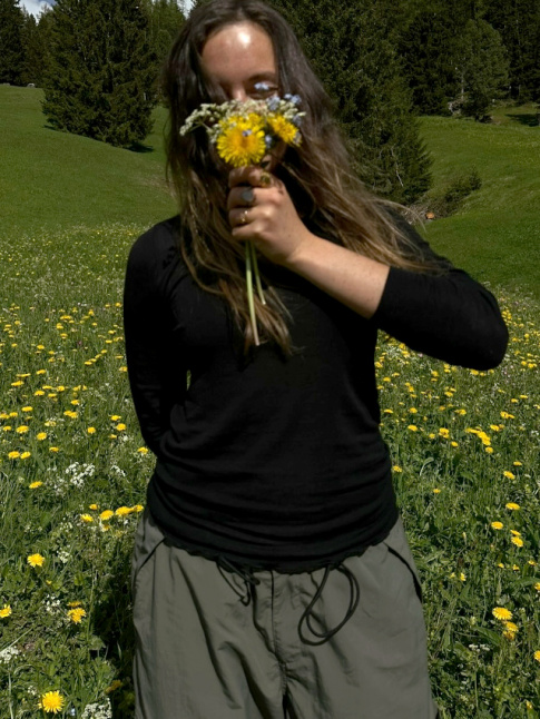 Un champ de fleurs, un pantalon large kaki, peu d'humains  la ronde... what else ?
