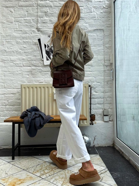 Jean blanc + veste kaki + sac marron = le bon mix