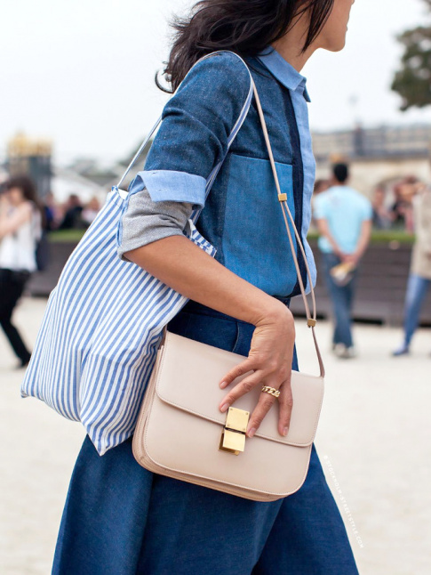 Oui au total look jean boost par des rayures verticales bleu ciel !
