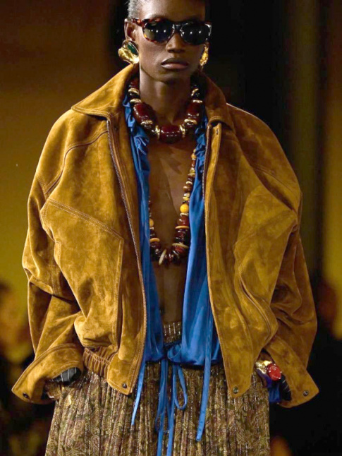 Mlant jeux de textures, de teintes et de styles, ce look a tout bon !