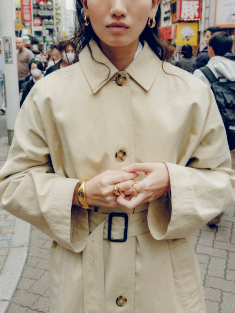 Bijoux dors et trench mastic sont faits pour vivre ensemble !