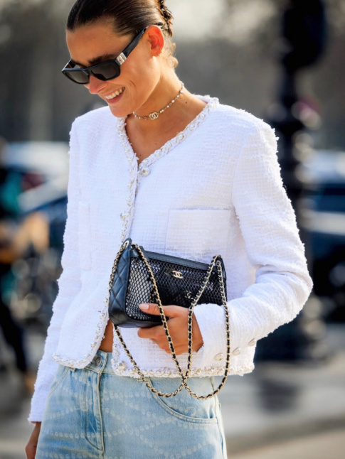 Les vestes Chanel ne sont jamais mieux mises en valeur qu'accompagnes d'un jean !