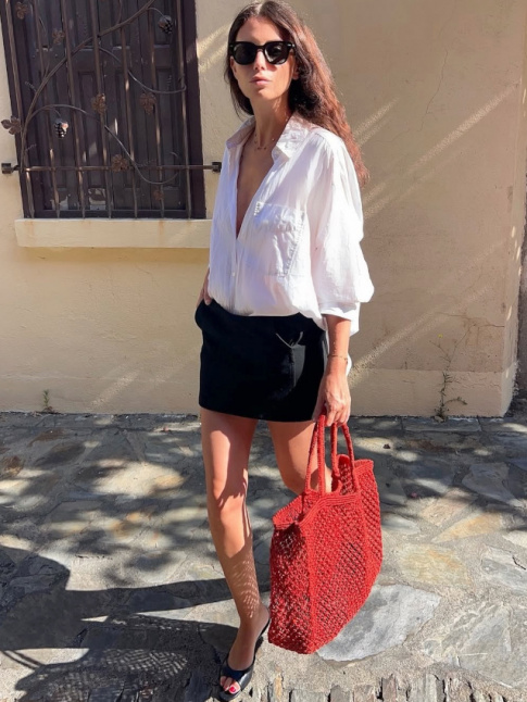 Mini jupe + chemise un brin ample = le bon mix