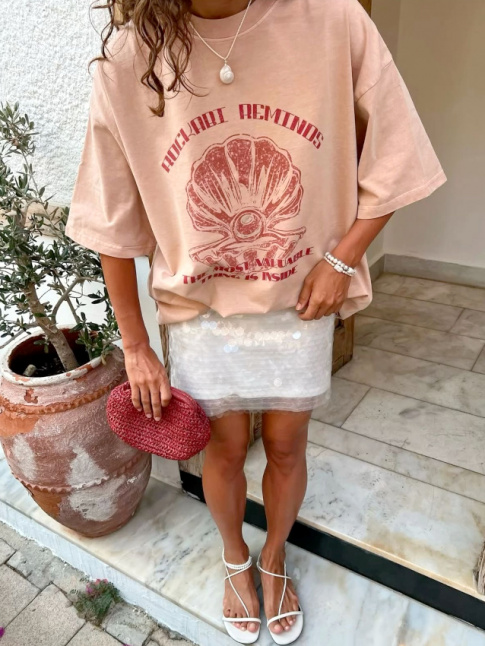 Tee-shirt oversize fantaisie + mini jupe  sequins = le bon mix