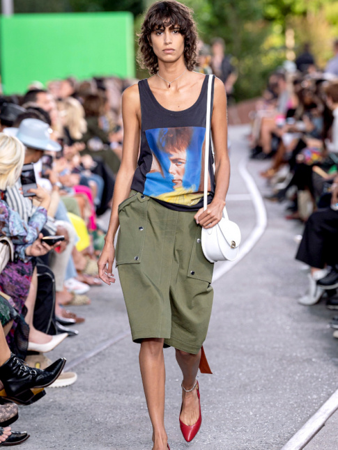 Bermuda oversize + dbardeur un peu ample + ballerines rouges pointues = le bon mix