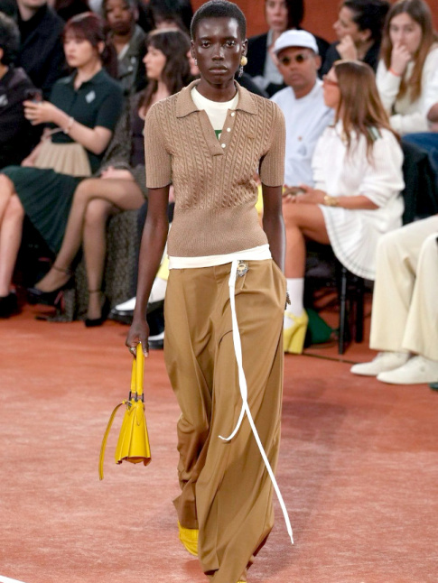 Polo prs du corps + pantalon ample + camaeu de teintes + clats jaunes = le bon mix