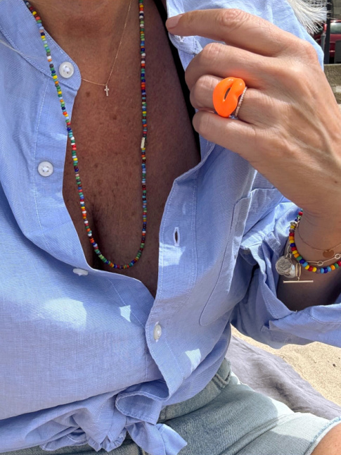 Difficile de faire plus charmant que le mix chemise masculine/bijoux rgressifs !